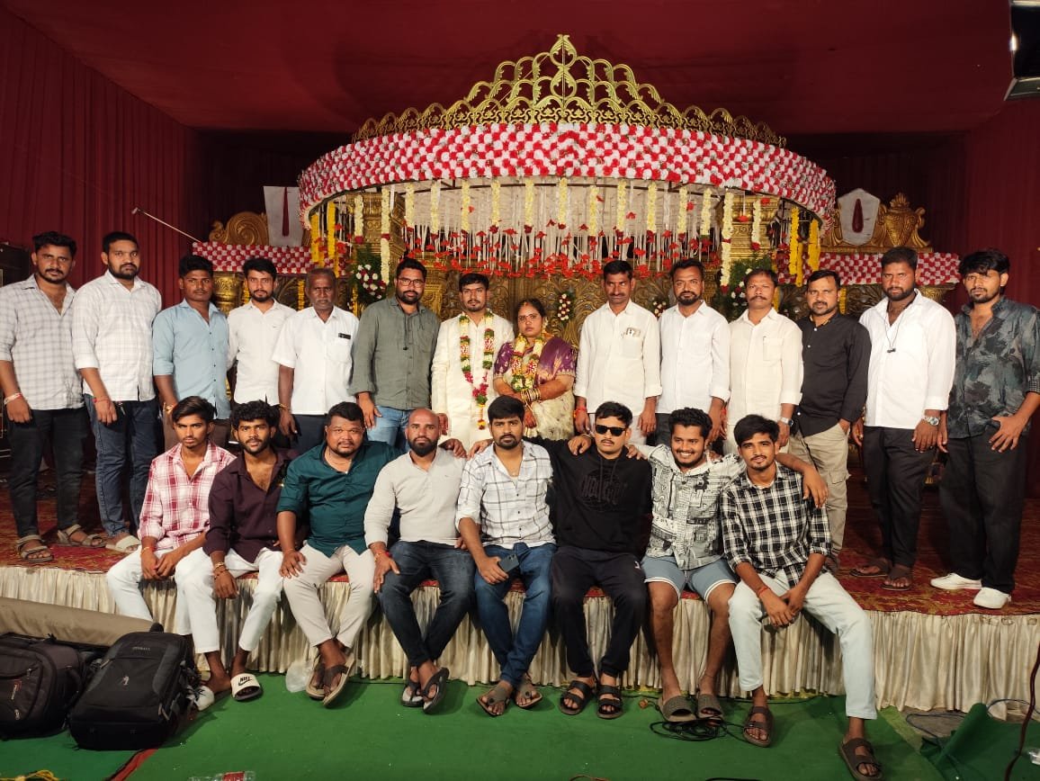 నూతన వధూవరులను ఆశీర్వదించిన బక్క హేమ్లాతండా సర్పంచ్ గుగులోత్ కృష్ణ నాయక్