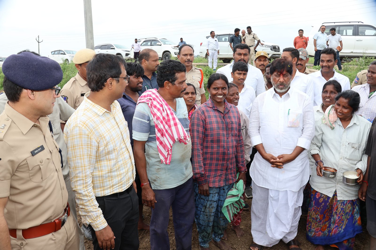 పొలం గట్టున ఆత్మీయ పలకరింపు..