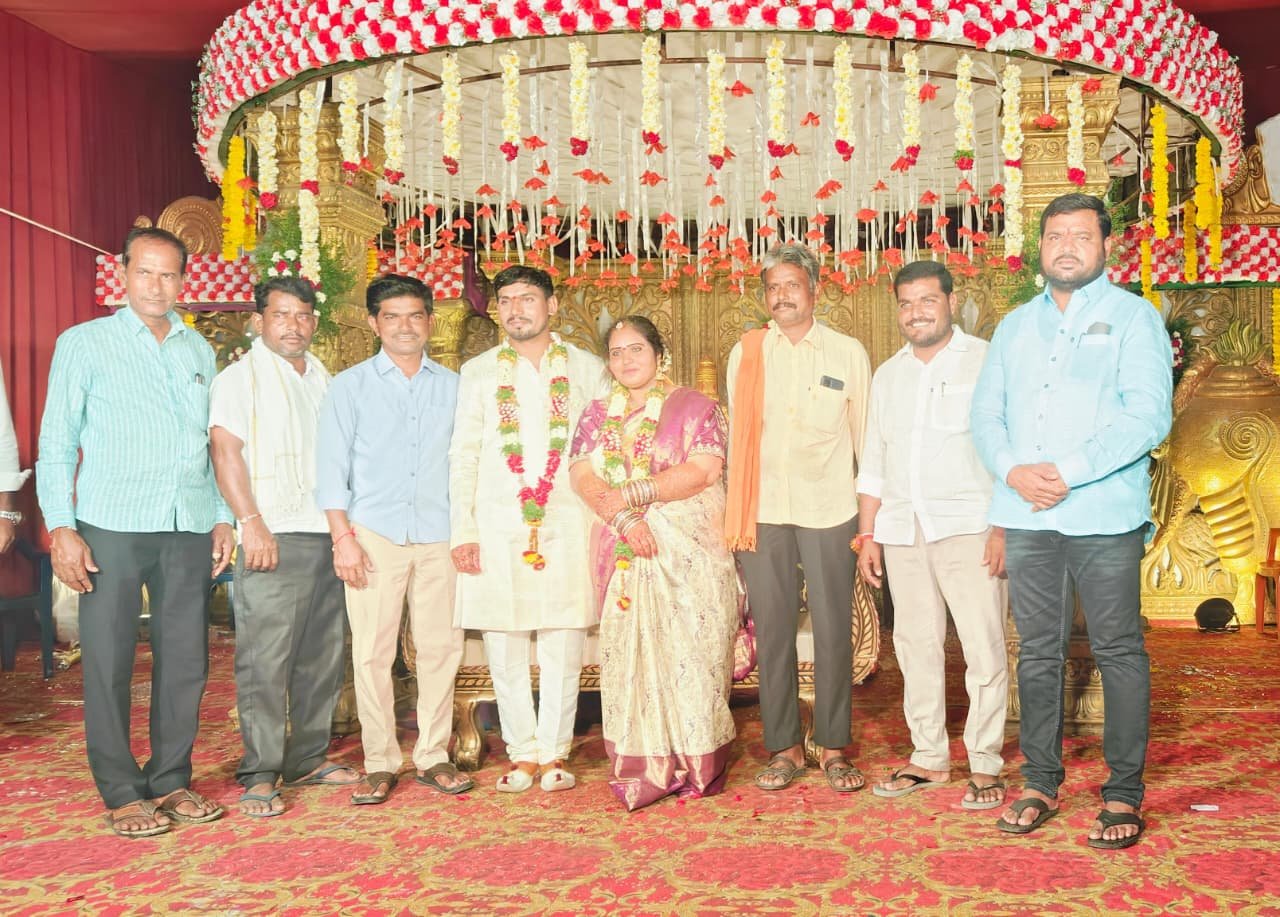 నూతన వధూవరులకు BRS నాయకుల ఆశీర్వాదం