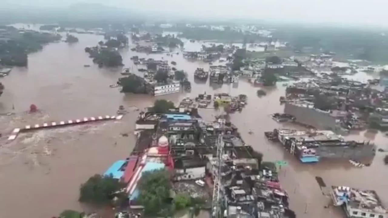 చిత్రకూట్‌ను ముంచెత్తిన భారీ వరదలు
