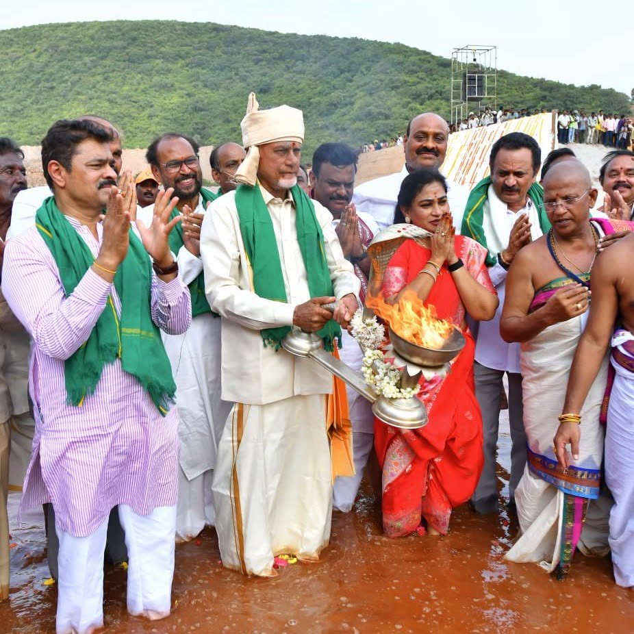 కాలువలోకి దిగిన చంద్రబాబు.. గోదావరి జలాలకు సాష్టాంగ నమస్కారం!