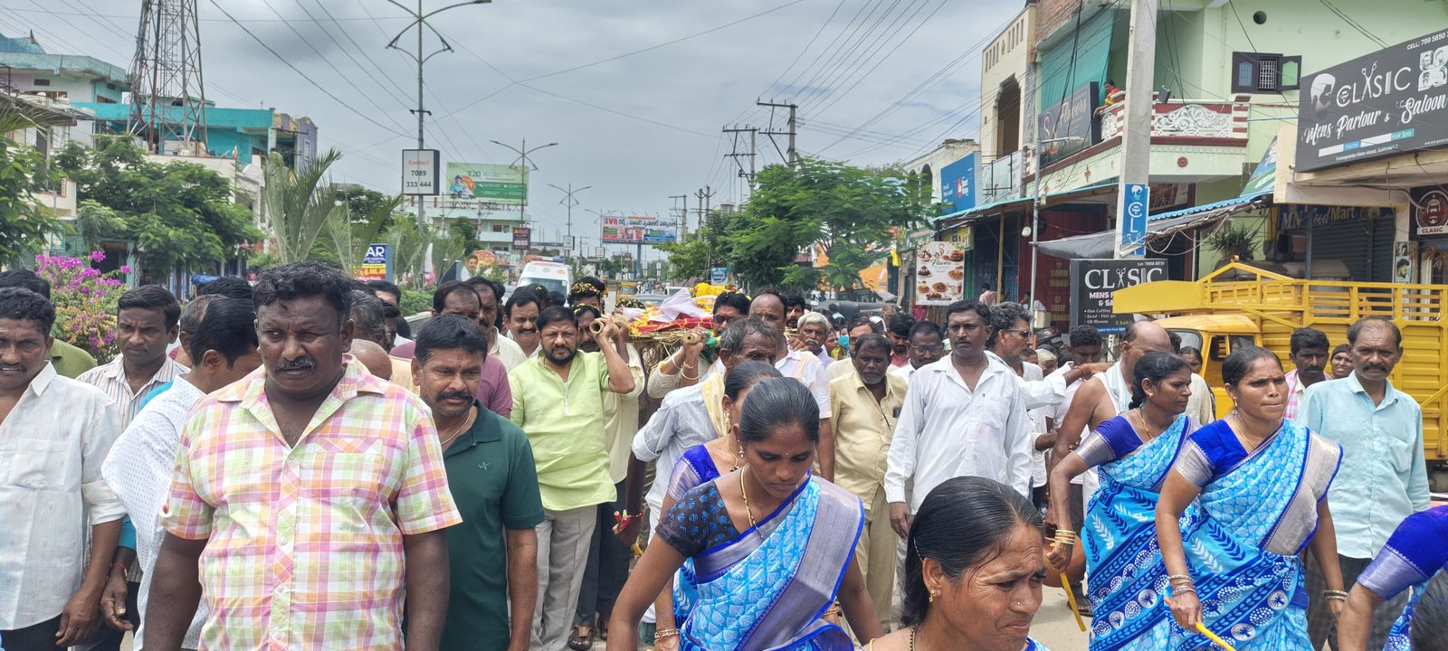 కన్నీటి వీడ్కోలు.. ఘన నివాళి - Additional Image