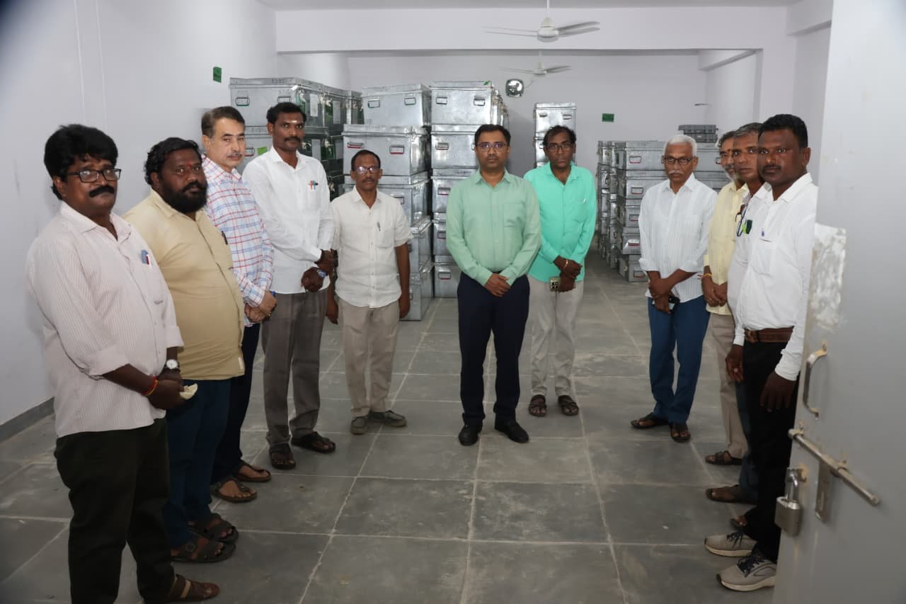 ఈవిఎం గోడౌన్ ను తనిఖీ చేసిన జిల్లా కలెక్టర్
