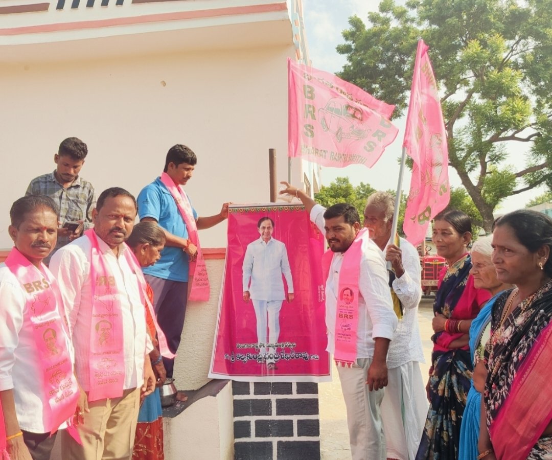 బక్కహేమ్ల తండాలో KCR చిత్రపటానికి పాలాభిషేకం