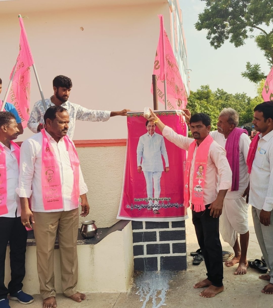 బక్కహేమ్ల తండాలో KCR చిత్రపటానికి పాలాభిషేకం - Additional Image