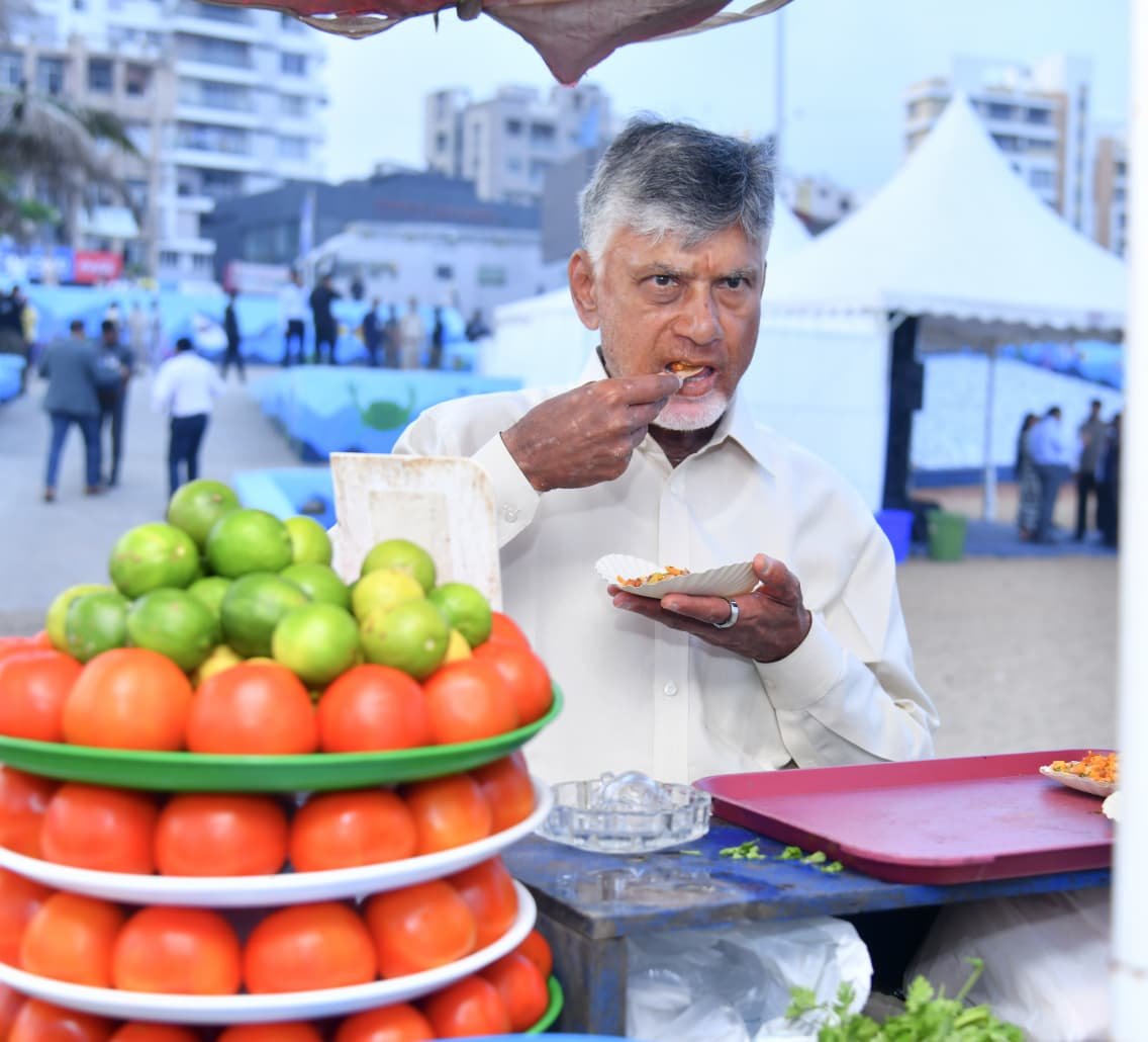 విశాఖ బీచ్‌లో మిక్చర్ రుచి చూసిన చంద్రబాబు