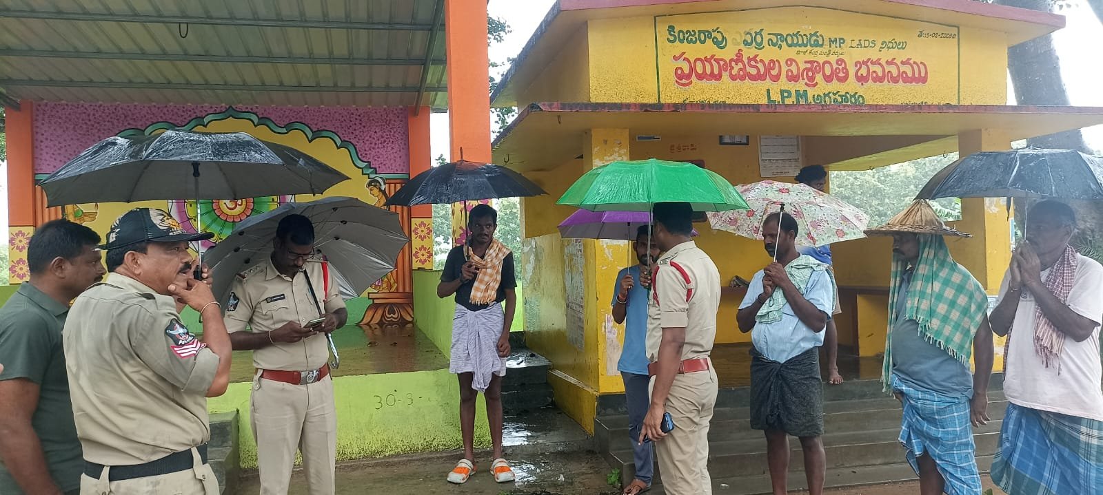 లోతట్టు ప్రాంత ప్రజలు అప్రమత్తంగా ఉండాలి. 