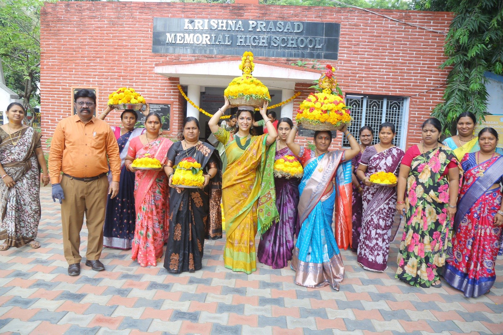 శ్రీ కృష్ణప్రసాద్ మోమోరియల్ పాఠశాలలో ఘనంగా ముందస్తు బతుకమ్మ సంబరాలు