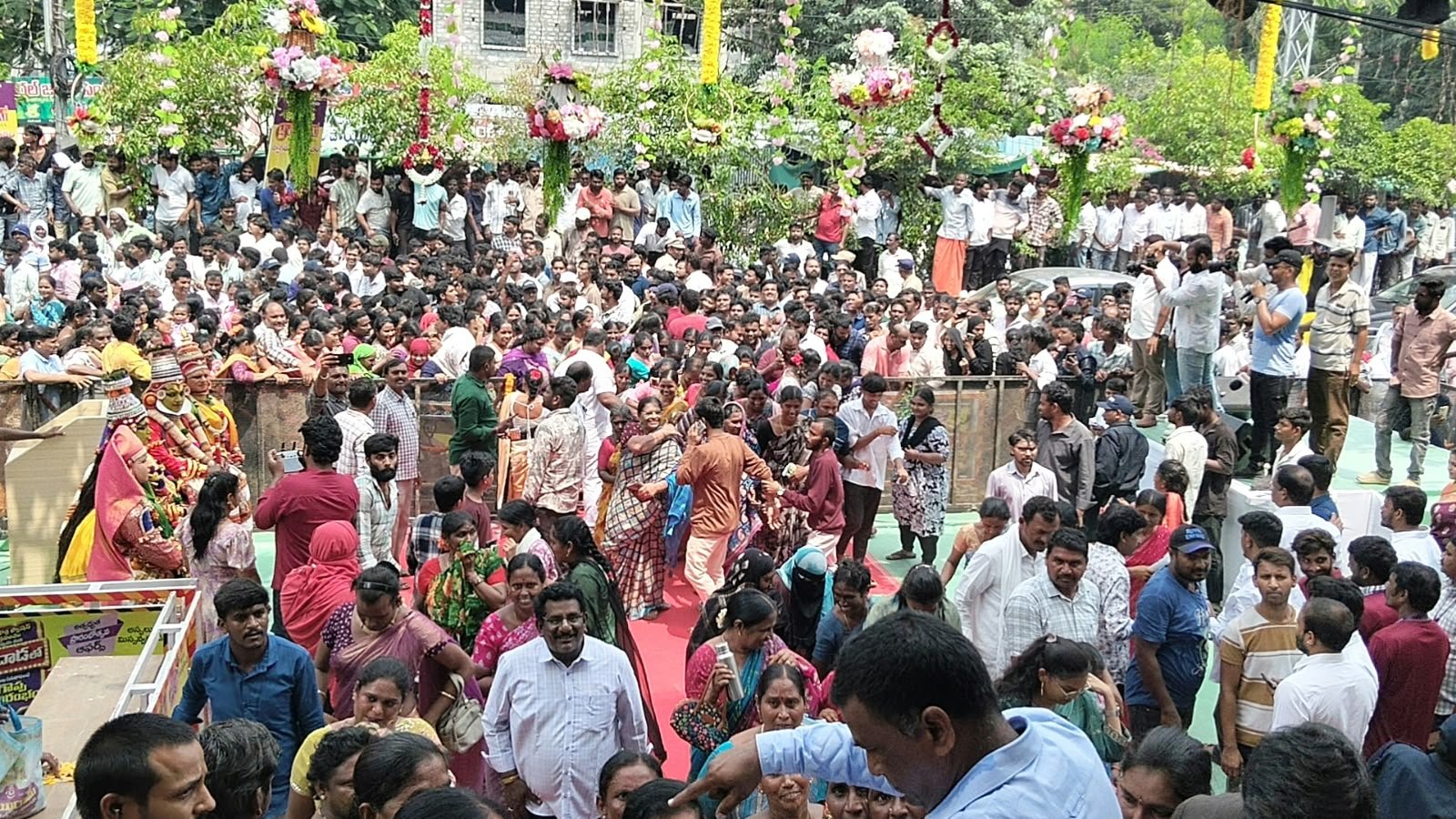 కోదాడలో రోడ్డు ఎవరిది..? మాల్‌ది ఎలా అయింది?