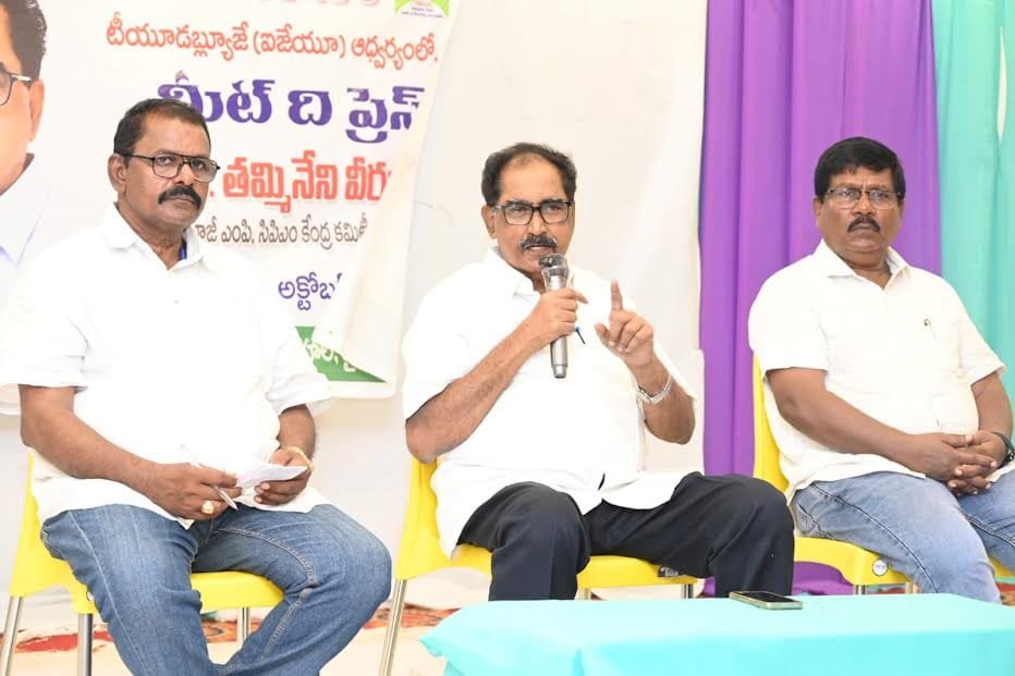 రాజకీయాలను దిగజారుస్తున్న బజారు భాష