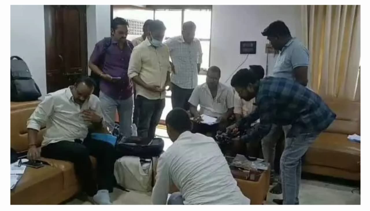 సివిల్ సప్లెస్ జిల్లా మేనేజర్ ఆస్తులపై ఏసీబీ దాడులు..