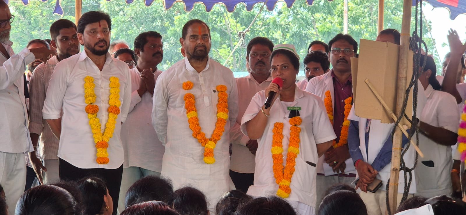 కాంట్రాక్ట్-ఔట్ సోర్సింగ్ ఉద్యోగుల ధర్నా.. స్థానిక ఎన్నికలకు సెగ..!