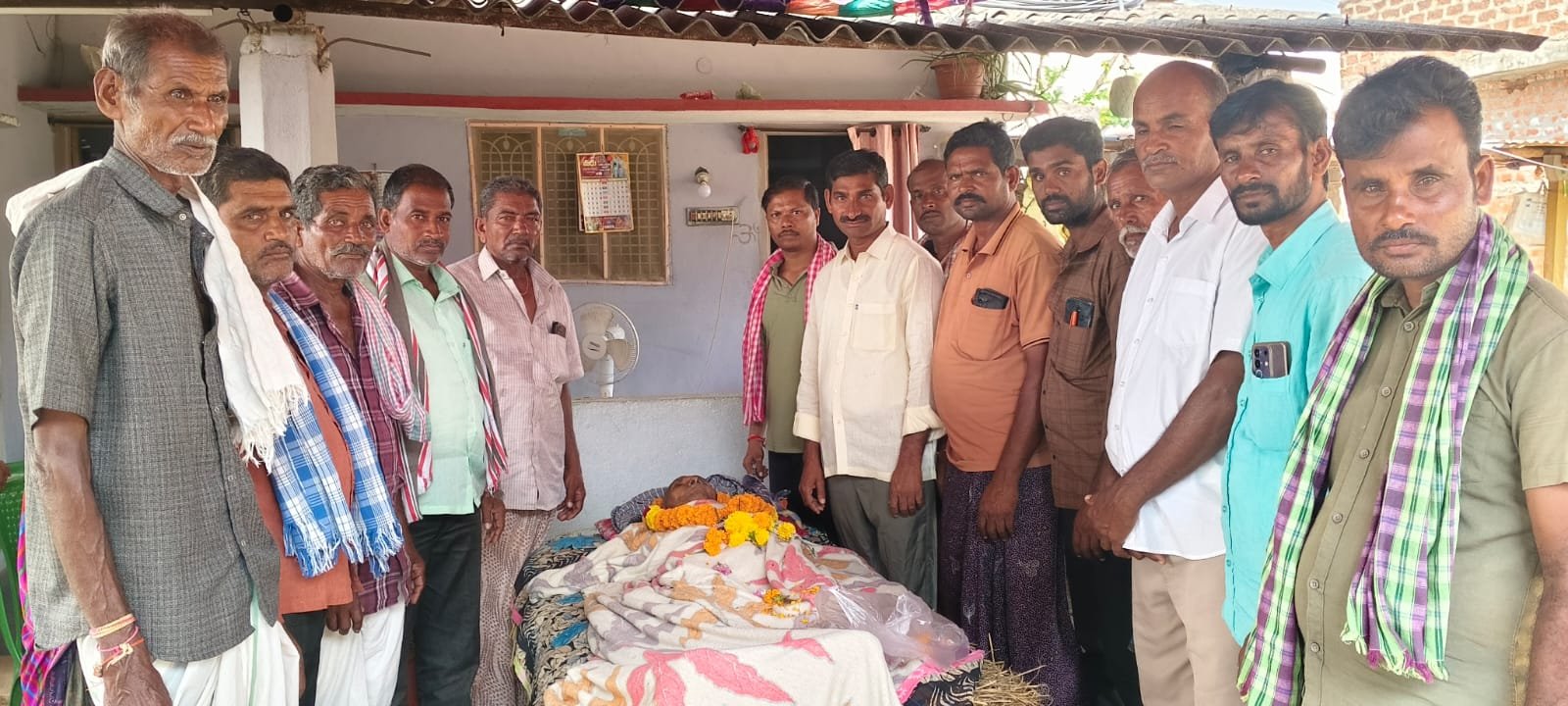 పాత్తులోత్ సూర్య నాయక్ గారి పార్థివదేహానికి నివాళులు అర్పించిన బక్క హేమ్లాతండా గ్రామ సర్పంచ్ గుగులోత్ కృష్ణ నాయక్