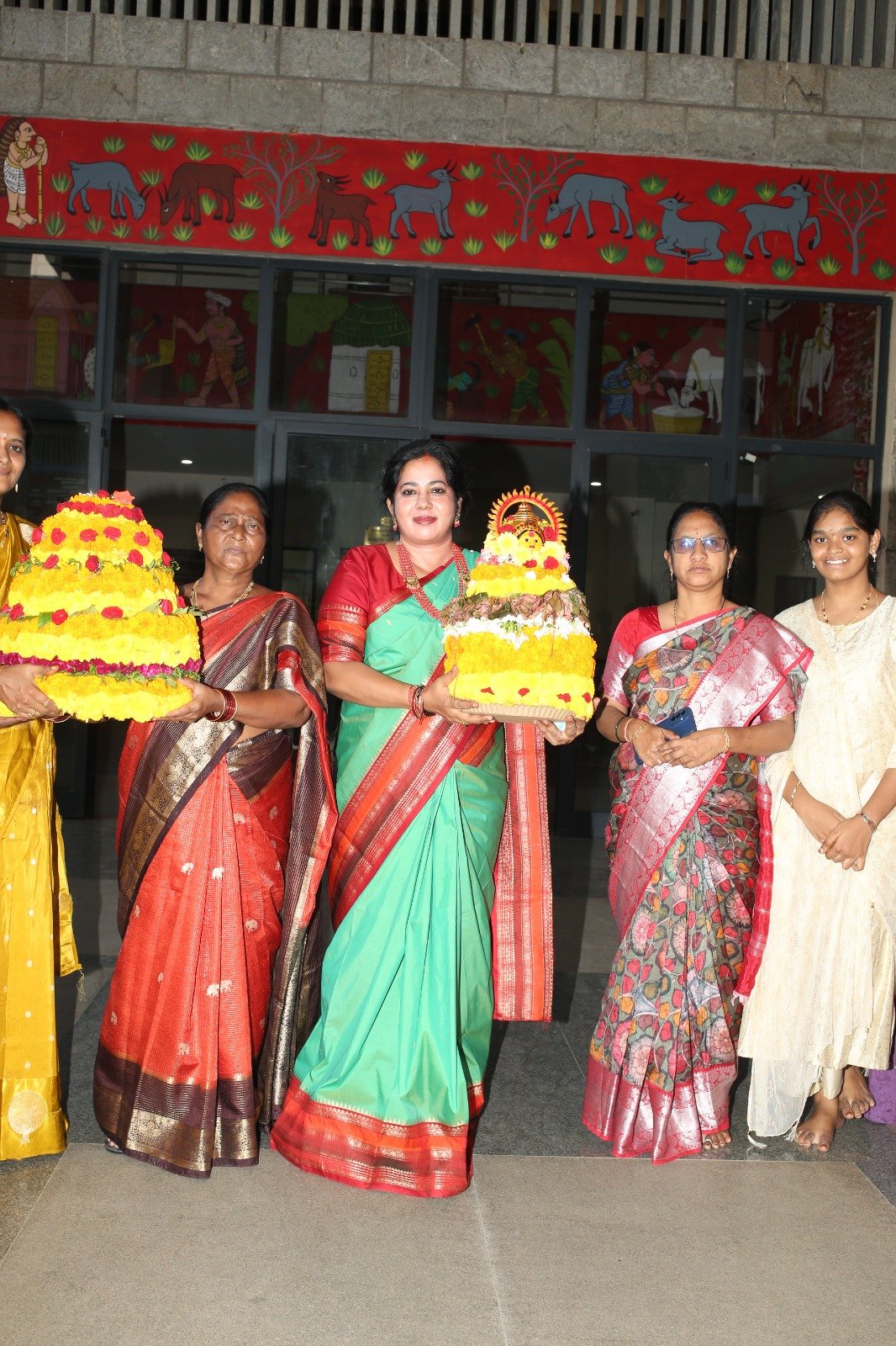 తెలంగాణ సంస్కృతి, సాంప్రదాయాలను భావితరాలకు అందించాలి.. 