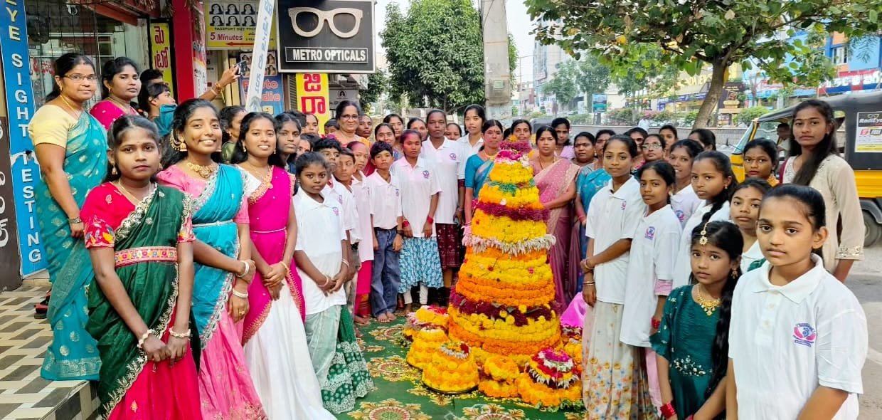 పూలవనంలో చిగురించిన ఆశల బతుకమ్మ