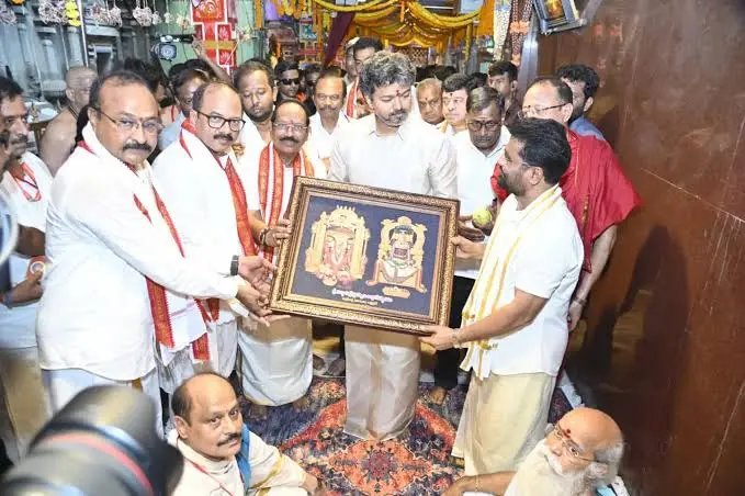 ఇంద్రకీలాద్రిపై విజయ్‌ ప్రత్యేక పూజలు.. పూర్ణకుంభంతో స్వాగతం