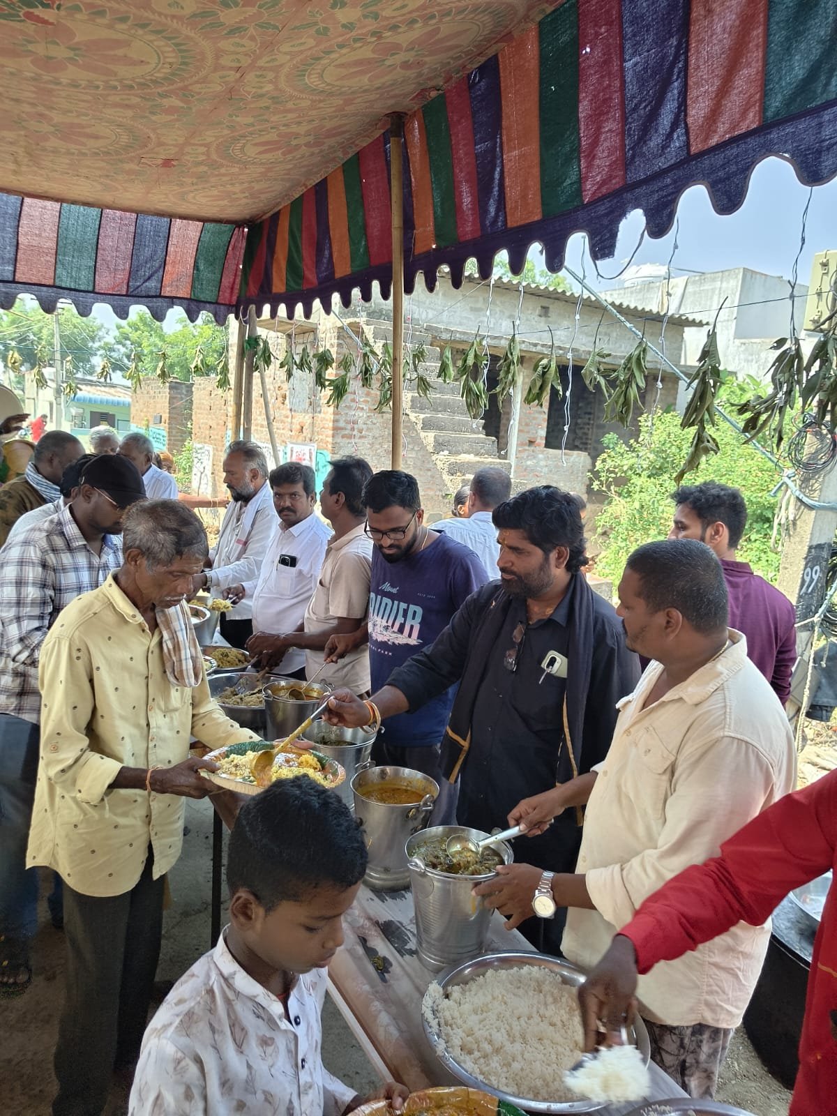 దానవాయిగూడెంలో మహా అన్న దాత - చల్లా కృష్ణ..