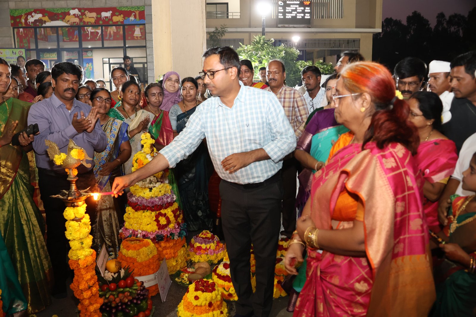 తీరొక్క పూలతో అలంకరించి ఆరాధించే పండుగ బతుకమ్మ... జిల్లా కలెక్టర్ దివాకర టిఎస్