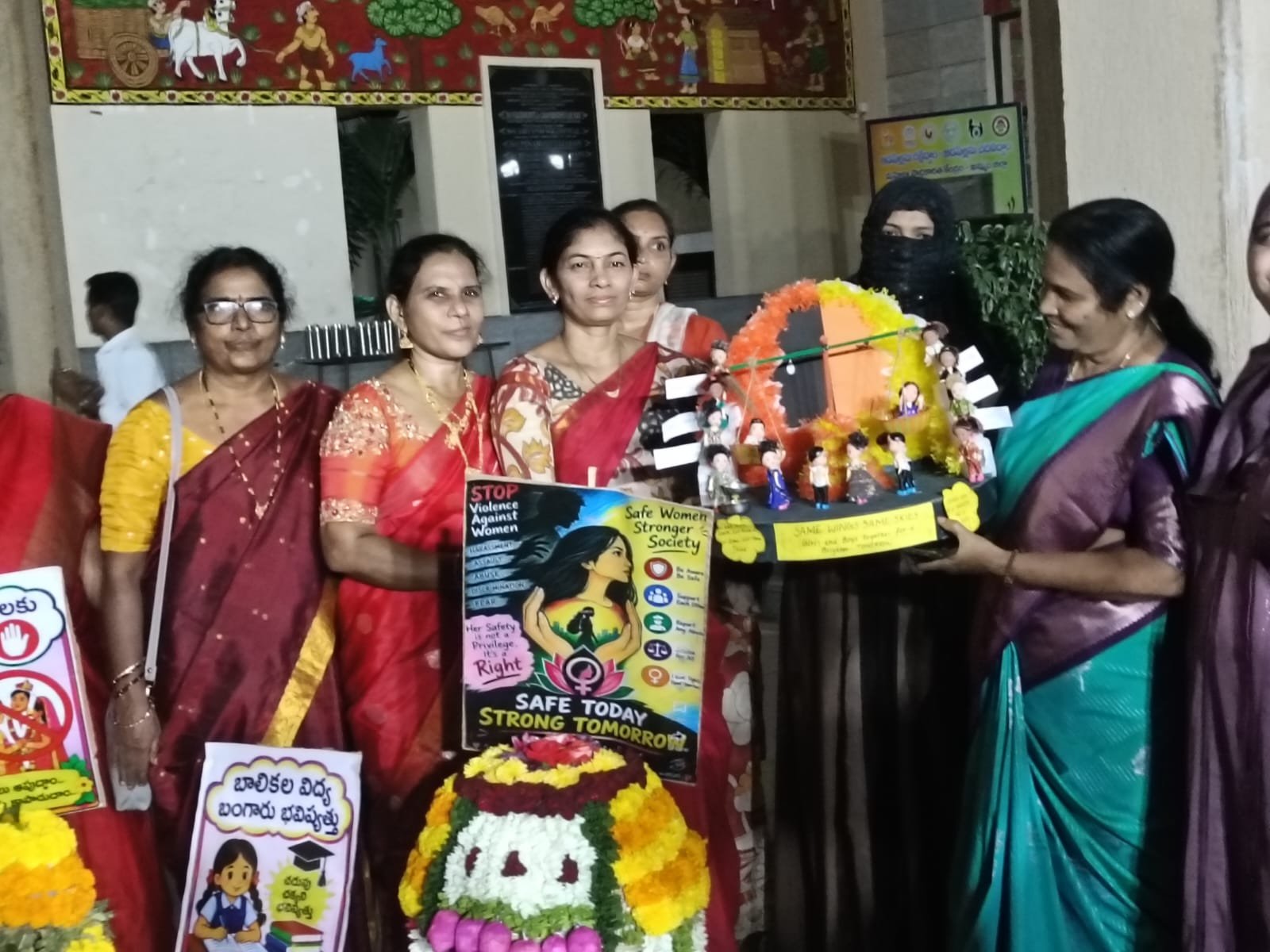 ఖమ్మం "కలెక్టరేట్ లో" శిశు సంక్షేమ శాఖ" పిడి ప్రమీల" ఆధ్వర్యంలో బతుకమ్మ సంబరాలు.. 