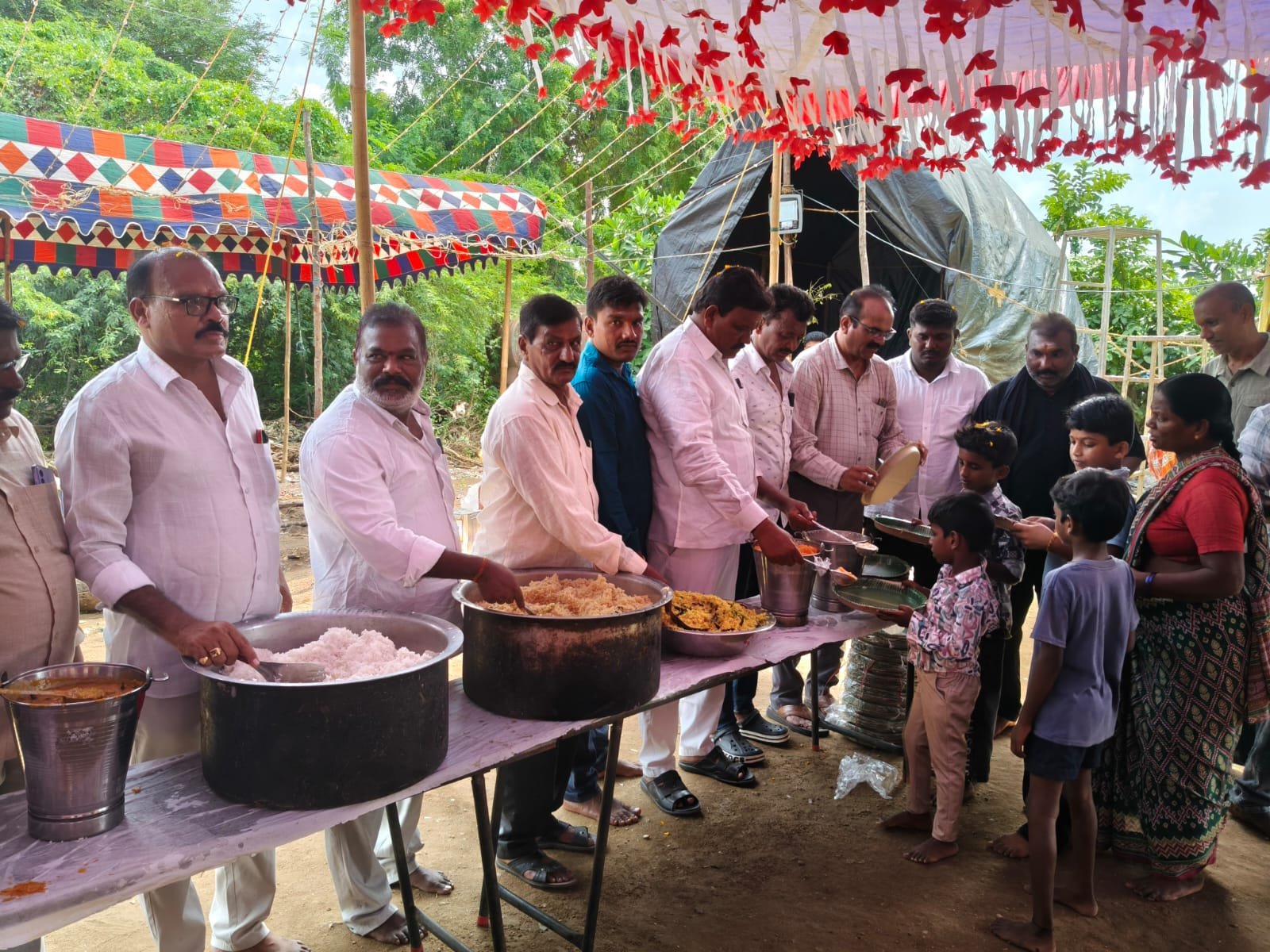 వాయిల సింగవరంలో ఘనంగా మహా అన్నదాన కార్యక్రమం - Additional Image