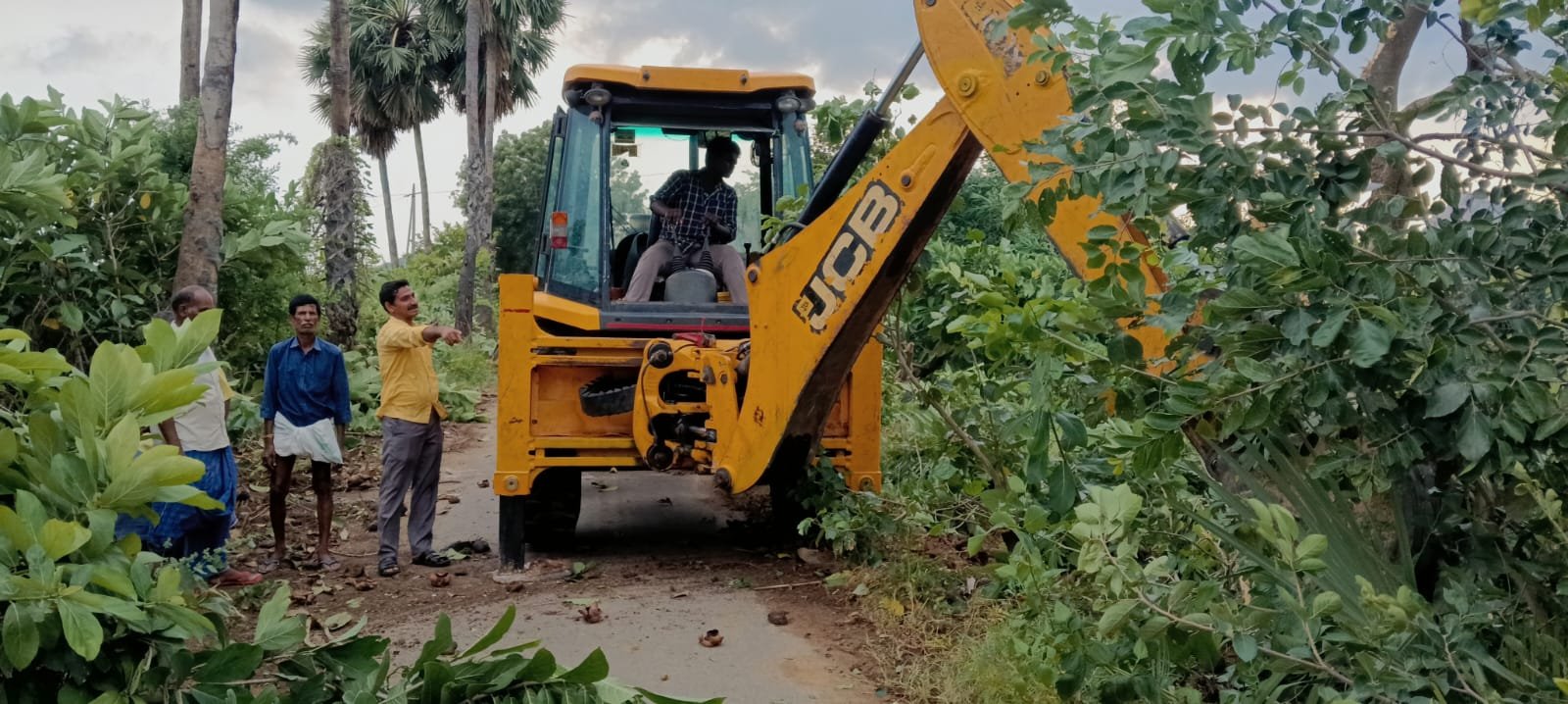 రహదారుల నిర్మాణానికి కృషి చేస్తున్న సర్పంచ్ కృష్ణ నాయక్ - Additional Image