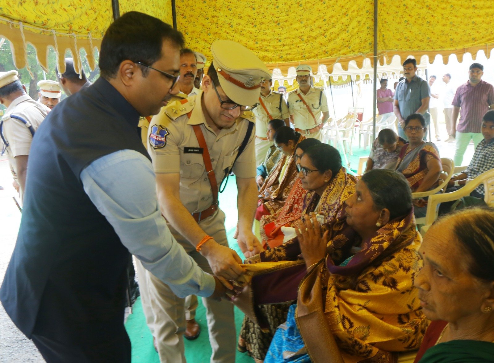 అమరవీరుల త్యాగనిరతి ఫలితమే నేడు సమాజంలో కనిపిస్తున్న శాంతి, సౌభ్రాతృత్వం: జిల్లా కలెక్టర్ పోలీస్ కమిషనర్ - Additional Image