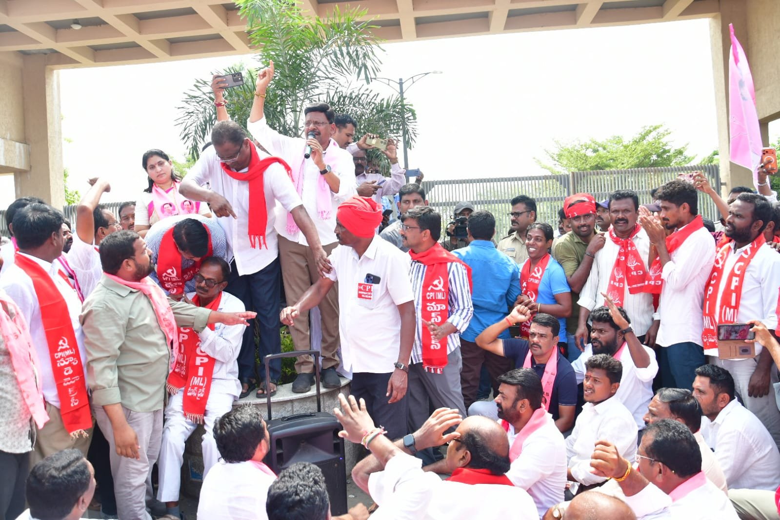 ఇందిరమ్మ ఇళ్ల అక్రమాలపై బిఆర్ఎస్,వామపక్షాల గర్జన.. - Additional Image
