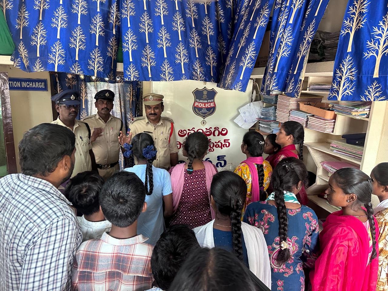 అనంతగిరి పోలీస్ స్టేషన్ లో ఓపెన్ హౌస్.. విద్యార్థులకు పోలీస్ విధులపై అవగాహన